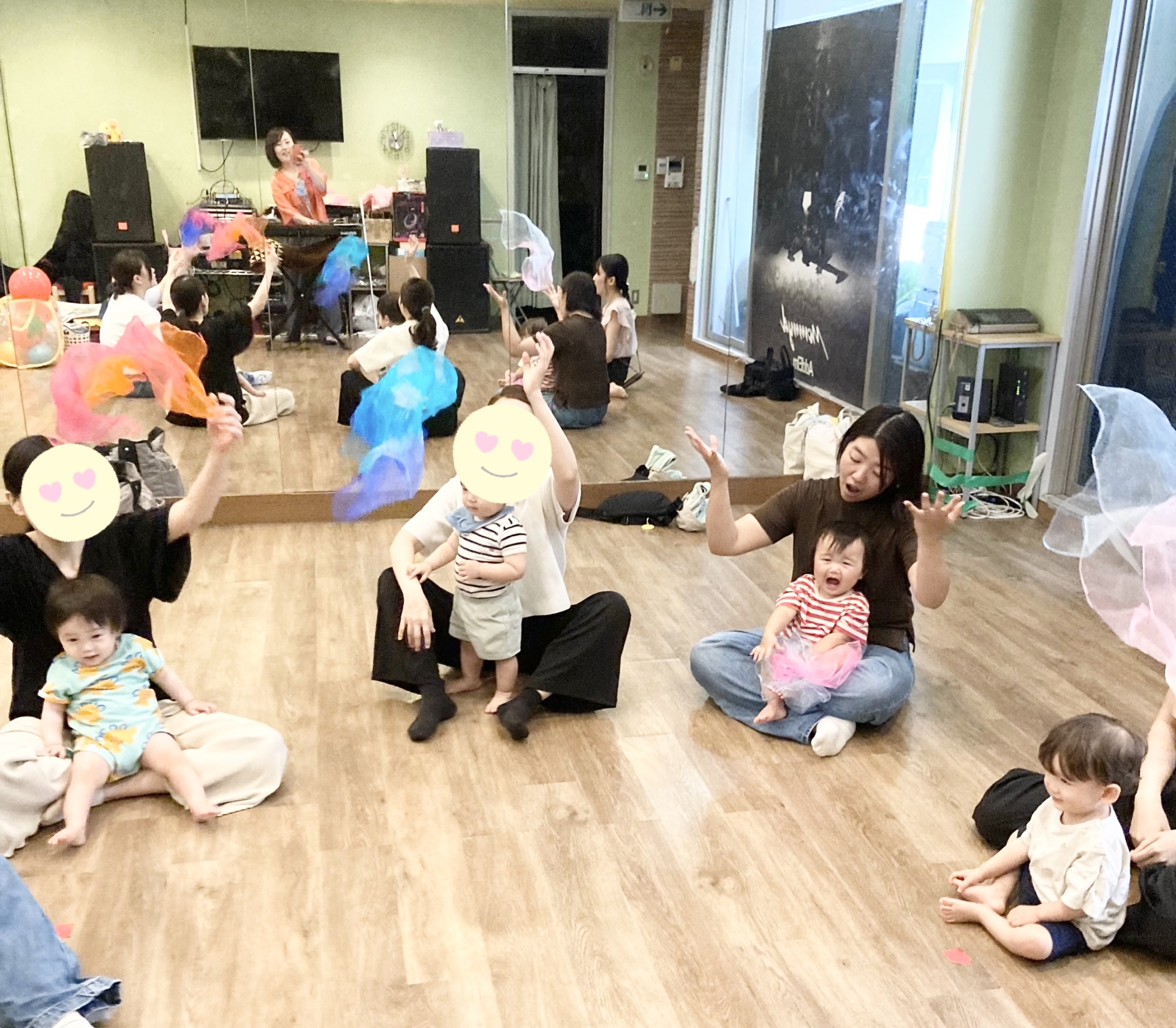 スカーフを使ったリトミックを楽しんでいる親子の様子