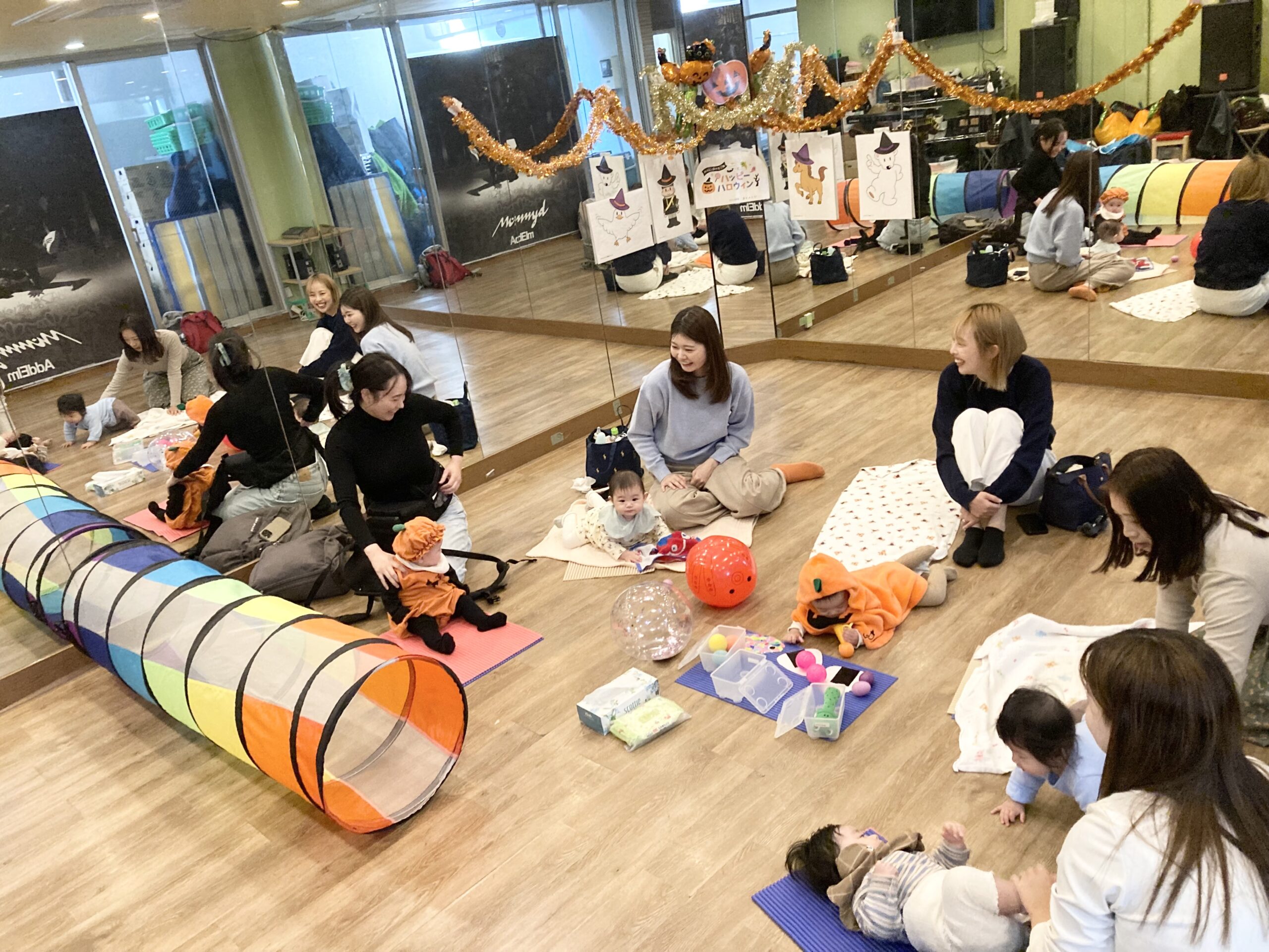 ０歳の赤ちゃんたちとそのママたちの和気藹々とした様子