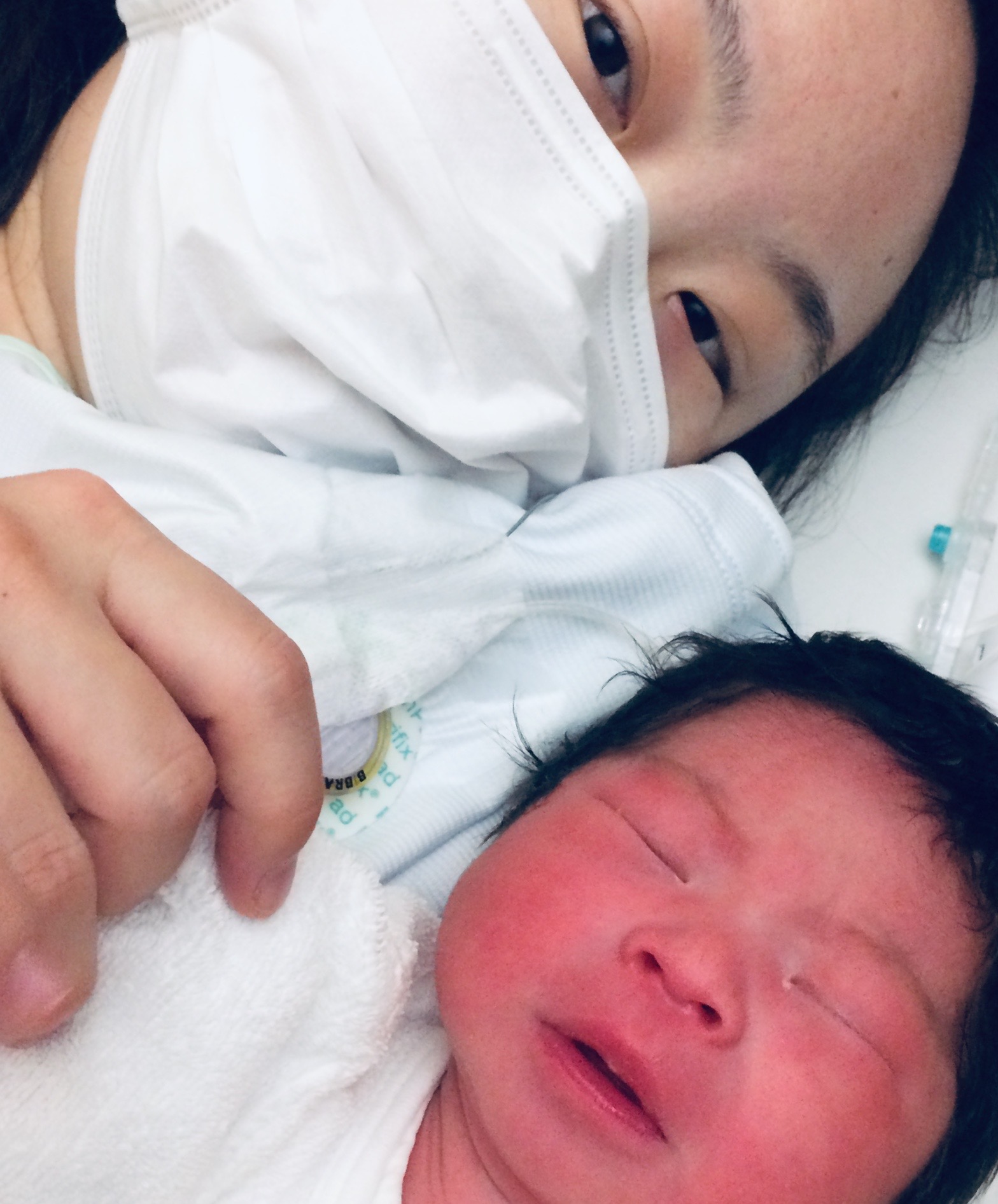 出産直後の親子の写真。