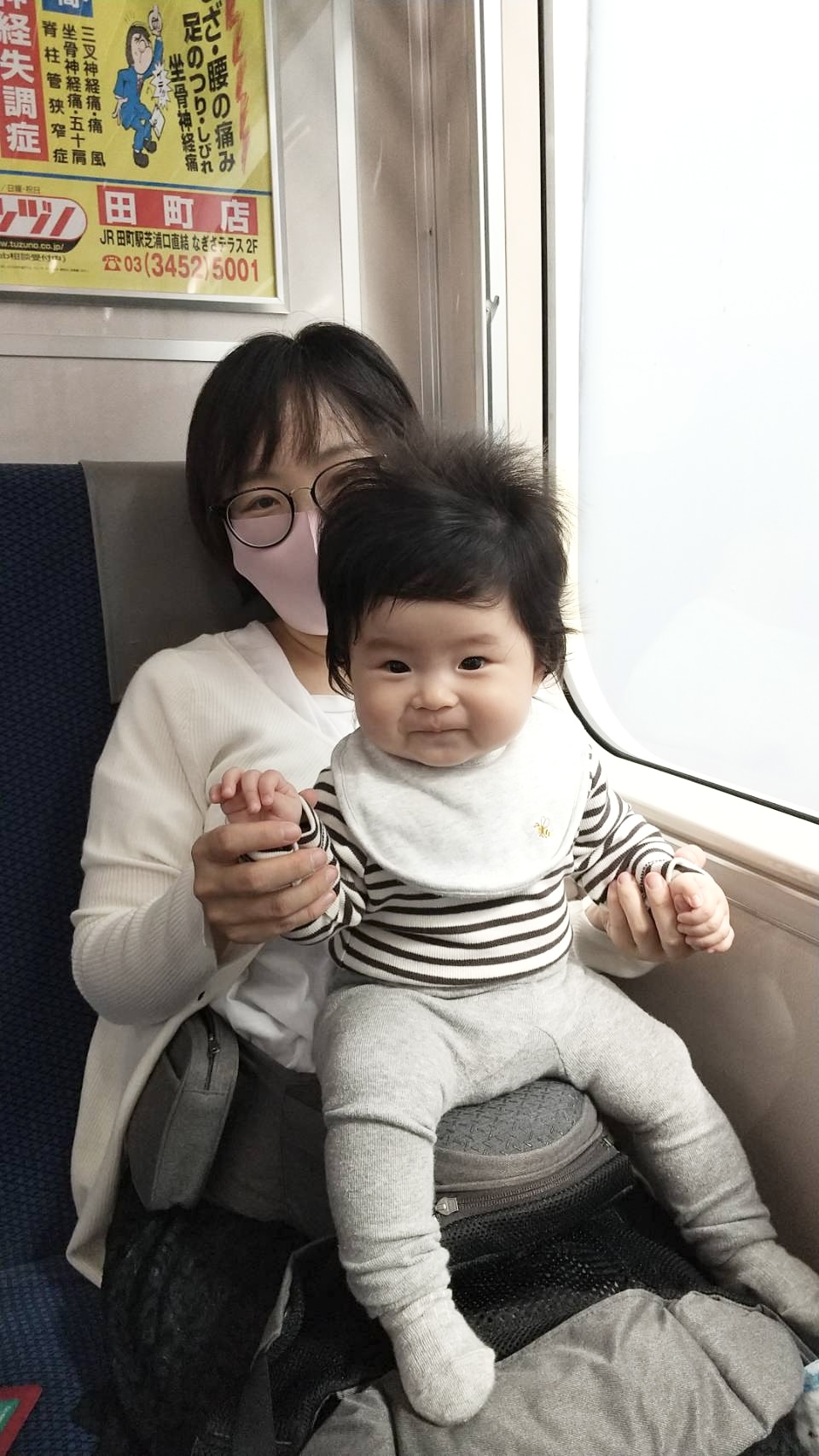 電車に乗ってる親子